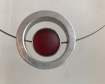 Aluminiumkette mit Kunststoffstein in Rot