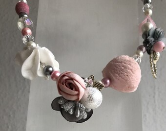 Eis-Sahne-Collier an Blumen