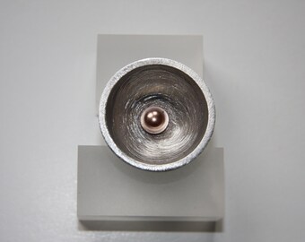 Aluminium ring with hemisphere freshwater pearl brown