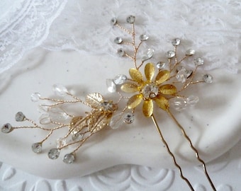 Bridal hair accessory hairpin with flower pearls and rhinestones / bridal hairstyle jewelry hairpin / headpiece in gold / wedding hair accessory