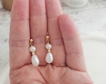 Bridal jewelry pearls / pearl earrings hanging, bridal jewelry in gold fine / wedding jewelry earrings with pearls