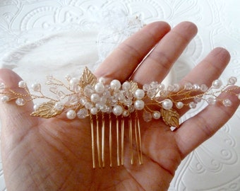 Bridal hair accessories in gold, hair comb, white and transparent pearls, jewelry for wedding, golden leaves, high-quality bridal hair accessories,