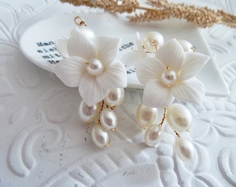 Earrings flower with pearls, bridal jewelry with white flowers, bridal earrings flowers in rose gold, wedding hanging earrings