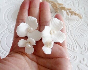 Ohrringe FLEUR blanch Braut Keramik blumig Blume brautohrringe hochzeit hochzeitschmuck  hochzeitsohrringe weiß ohrhänger Blüten echt Perlen