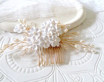 Braut Haarkamm für die Hochzeit / Kopfschmuck mit Perlen weiß / Haarschmuck , Goldener brautkamm für brautfrisur, headpiece gold mit blumen