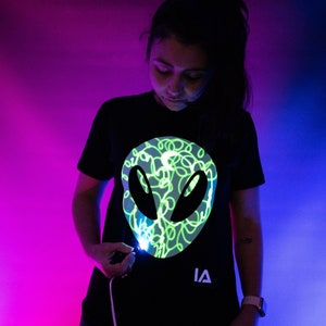 Kids Alien Head Interactive Glow In The Dark T-shirt Illuminated Apparel image 1