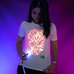 T-shirt interactif phosphorescent pour enfants en blanc et rose brillant image 2