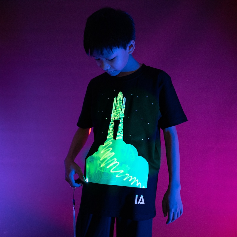 Illuminated Apparel Kinder Interaktives Glow T-Shirt Rocket Blast Off Bild 4