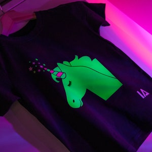 Einhorn Interaktiv Grün Glow T-Shirt In Schwarz Bild 2