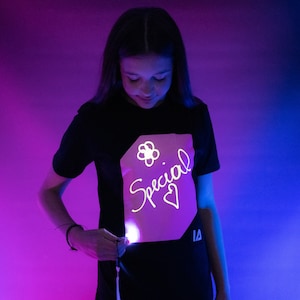 T-shirt interactif rose phosphorescent pour enfants en noir / lueur rose image 2