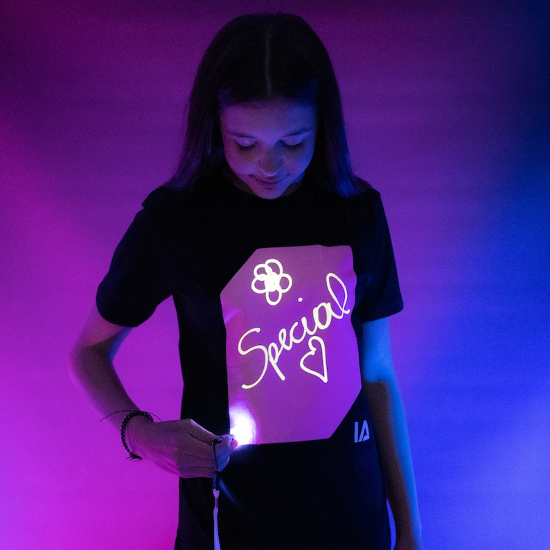 T-shirt interactif rose phosphorescent pour enfants en noir / lueur rose image 2