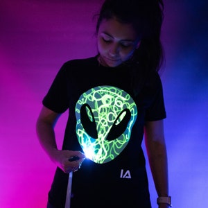 T-shirt interactif Kids Alien Head Glow In The Dark Vêtements illuminés image 5