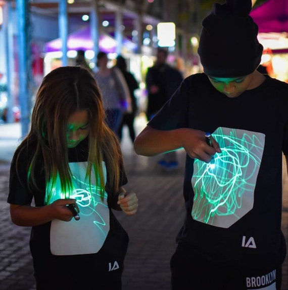 Illuminated Apparel Kinder Interaktives Grünes Glühen T-Shirt In Schwarz /  Grünem Glühen