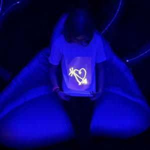 T-shirt interactif phosphorescent pour enfants en blanc et rose brillant image 3