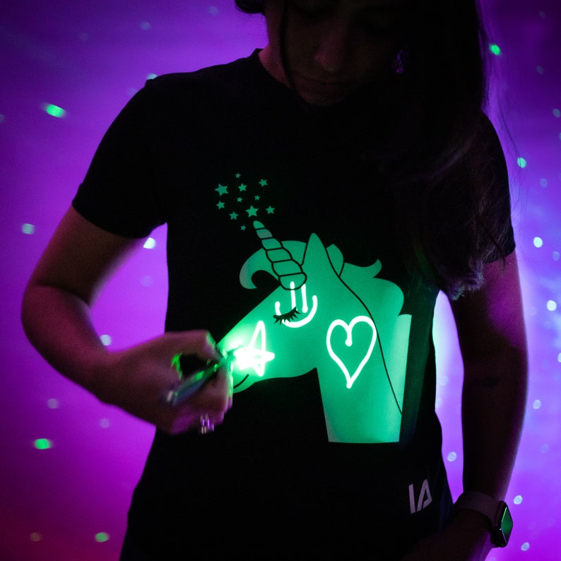 Einhorn Interaktiv Grün Glow T-Shirt In Schwarz Bild 1