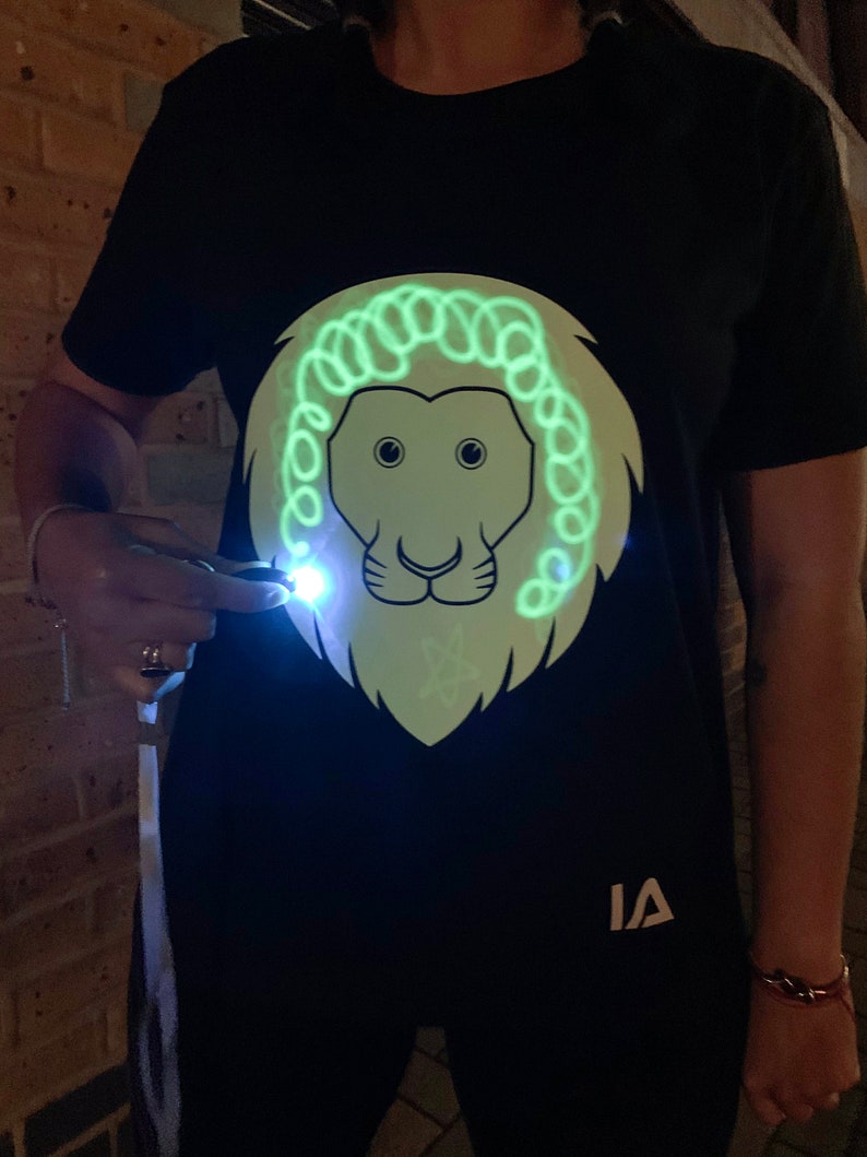 Glow in the dark футболка. Glo t shirt. T glow. Футболка illumination. Glo t shirt.
