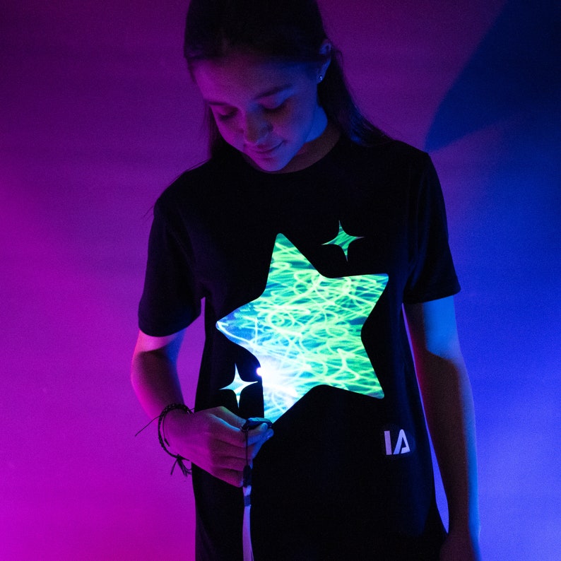 T-shirt interactif brillant dans le noir Shining Star image 2