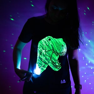 T-shirt interactif phosphorescent pour enfants dinosaures Amusant pour les fêtes d'anniversaire image 3