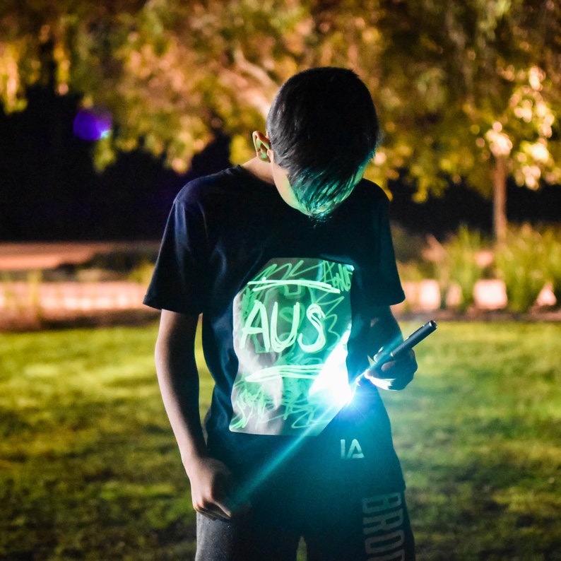 Illuminated Apparel T-shirt interactif vert phosphorescent pour enfants Noir/vert phosphorescent image 2