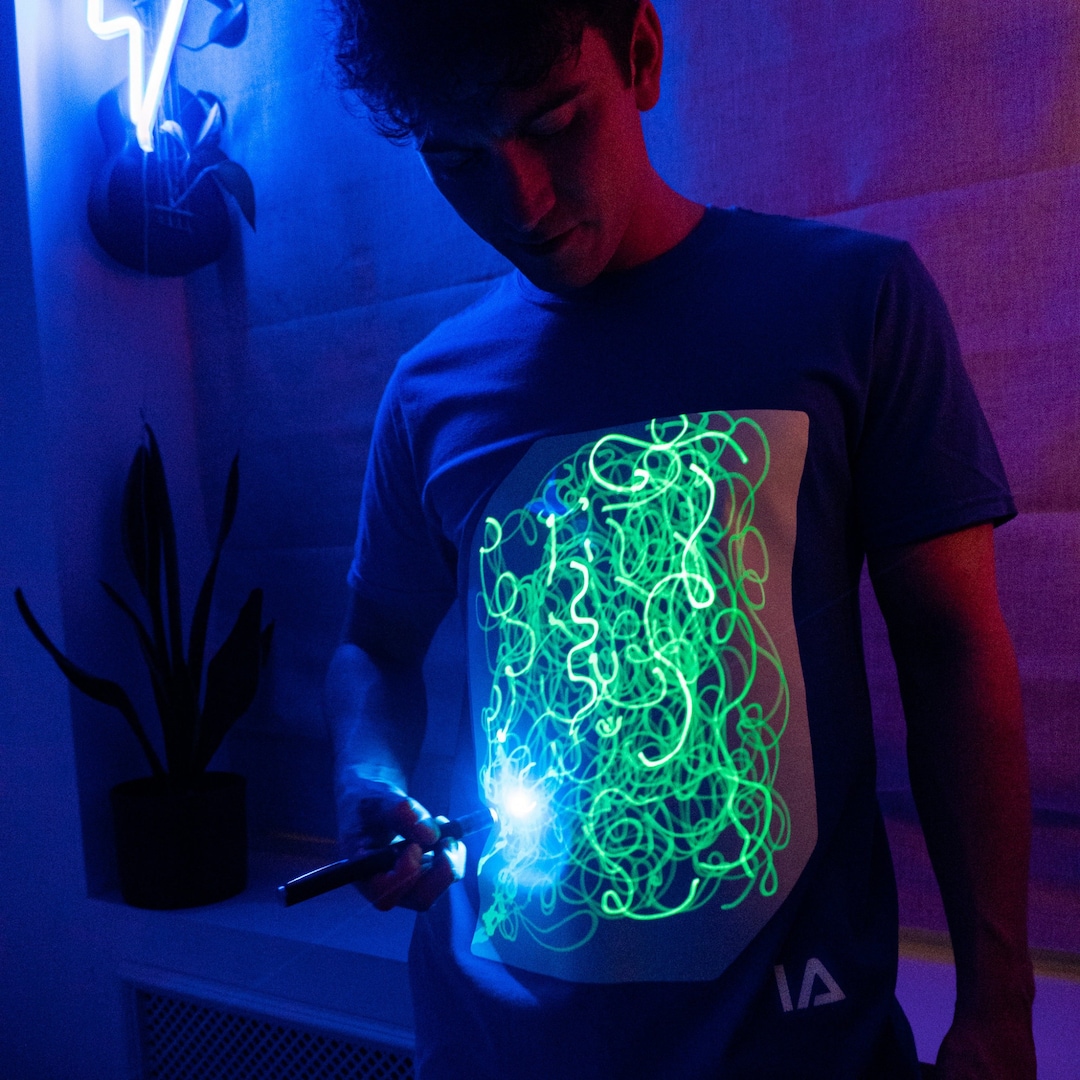 Camiseta interactiva que brilla en la oscuridad: Dibuja con luz