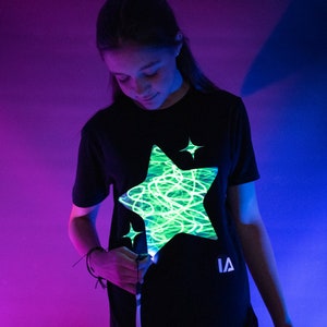 T-shirt interactif brillant dans le noir Shining Star image 4
