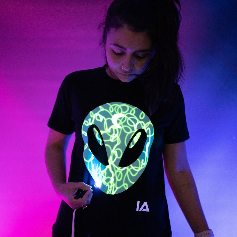 T-shirt interactif Kids Alien Head Glow In The Dark Vêtements illuminés image 4