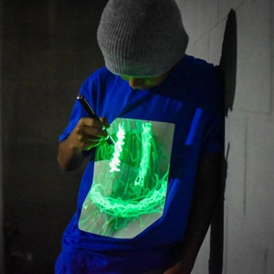 Maglietta interattiva per bambini con effetto bagliore verde, in blu/verde