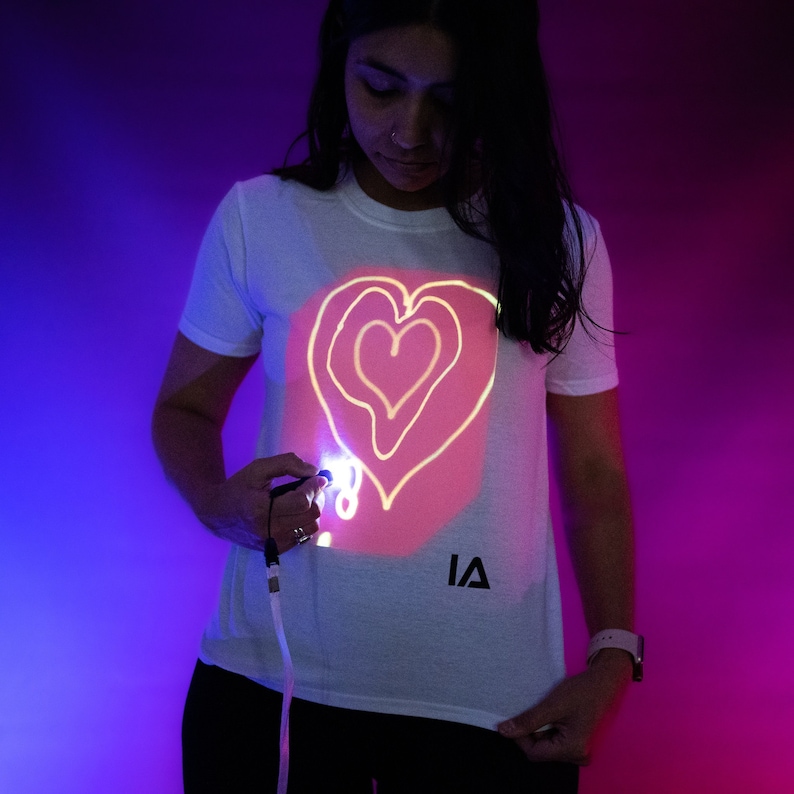 T-shirt interactif phosphorescent pour enfants en blanc et rose brillant image 1