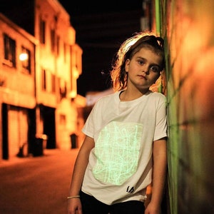 T-shirt interactif phosphorescent pour enfants en blanc / lueur verte image 1