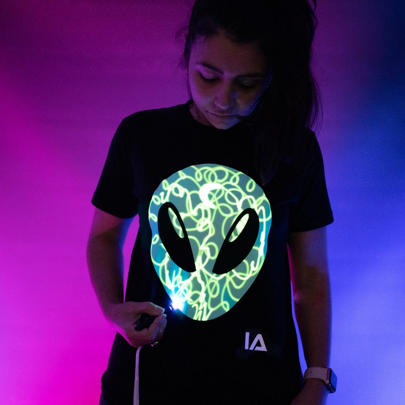 T-shirt interactif Kids Alien Head Glow In The Dark Vêtements illuminés image 3