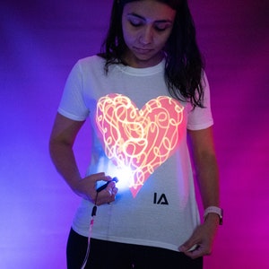 Love Heart Interaktives Glow In The Dark T-Shirt Bild 1
