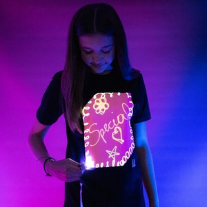 T-shirt interactif rose phosphorescent pour enfants en noir / lueur rose image 3