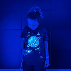Illuminated Apparel Kinder-Interaktiv-Glühen-T-Shirt Weltraum Bild 2