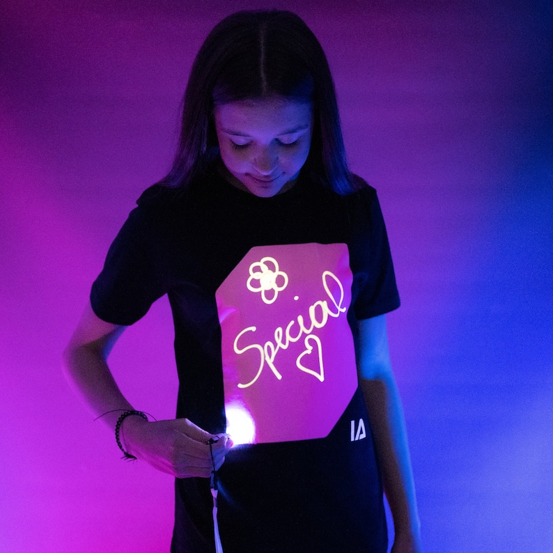 T-shirt interactif rose phosphorescent pour enfants en noir / lueur rose image 1