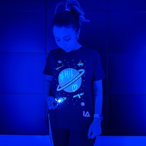 Illuminated Apparel Kinder-Interaktiv-Glühen-T-Shirt Weltraum Bild 1