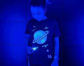 Illuminated Apparel Kinder-Interaktiv-Glühen-T-Shirt - Weltraum