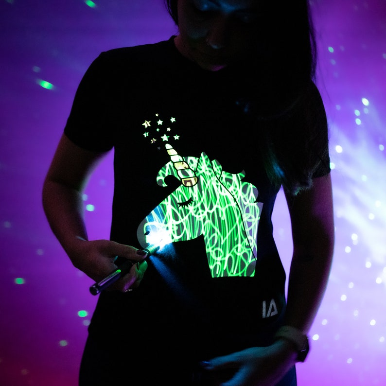 Einhorn Interaktiv Grün Glow T-Shirt In Schwarz Bild 3