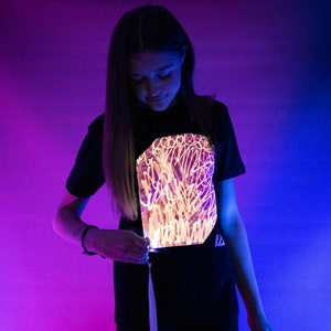 T-shirt interactif rose phosphorescent pour enfants en noir / lueur rose image 5