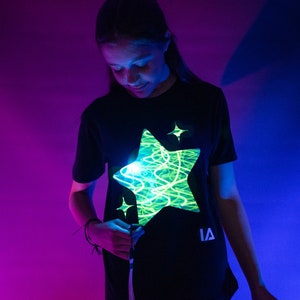 T-shirt interactif brillant dans le noir Shining Star image 1