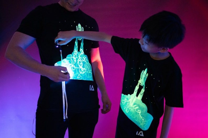 Illuminated Apparel Kinder Interaktives Glow T-Shirt Rocket Blast Off Bild 5