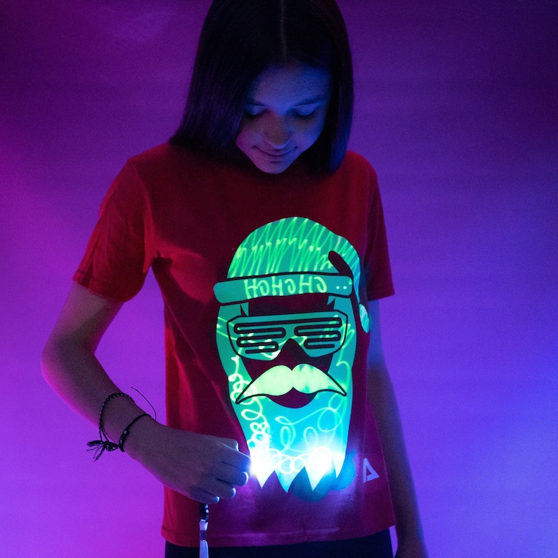 Cool Santa Interactive Glow In The Dark T-Shirt Édition de Noël image 1