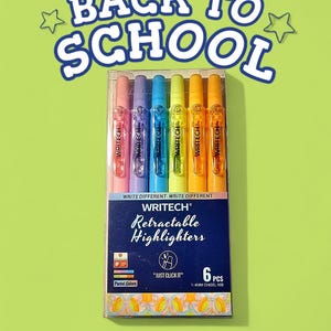 Puede incluir: Un paquete de seis rotuladores fluorescentes retráctiles Writech en colores pastel. Los rotuladores son rosa, morado, azul, verde, amarillo y naranja. El embalaje dice "Back to School" y "Write Different". Cada rotulador tiene una punta biselada de 1-4 mm.