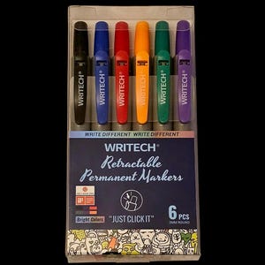 Puede incluir: Un paquete de seis marcadores permanentes retráctiles de Writech. Los marcadores están en una variedad de colores brillantes, incluyendo negro, azul, rojo, naranja, verde y morado. El paquete dice "Writech Marcadores Permanentes Retráctiles" y "Just Click It".