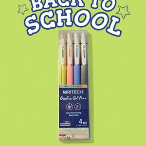Puede incluir: Un paquete de cuatro bolígrafos de gel Writech Ombre de colores surtidos, punta de 0,7 mm. Los bolígrafos están en una funda transparente, con las palabras "Back to School" en blanco y azul sobre un fondo verde. El texto "Writech Stationery" está en la parte inferior.