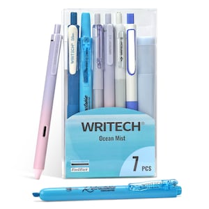 Puede incluir: Un juego de siete bolígrafos azules y blancos con un resaltador azul y negro. Los bolígrafos están etiquetados con "Writech" y el resaltador con "Resaltador retráctil". El juego está empaquetado en una caja de plástico transparente con una etiqueta azul y blanca que dice "Writech Ocean Mist 7 PCS".