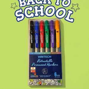 Puede incluir: Un paquete de seis rotuladores permanentes retráctiles WRITECH de colores brillantes. Los rotuladores son negro, azul, rojo, verde, morado y naranja. El paquete tiene el texto "BACK TO SCHOOL" y "JUST CLICK IT". El producto es WRITECH Stationery.