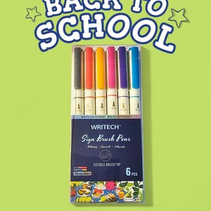 Puede incluir: Un paquete de seis bolígrafos de pincel Writech Sign con puntas de pincel flexibles, en colores vibrantes. Los bolígrafos están dispuestos en una funda de plástico transparente, con el texto "Back to School" encima. El embalaje también incluye el texto "Writech Stationery".