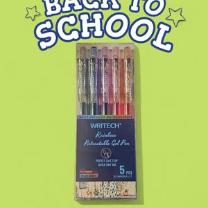 Puede incluir: Un paquete de cinco bolígrafos de gel retráctiles WRITECH Rainbow con puntas de 0,5 mm. Los bolígrafos están en una funda de plástico transparente, con el texto "BACK TO SCHOOL" en la parte superior. El embalaje es azul oscuro con "WRITECH STATIONERY" en la parte inferior.