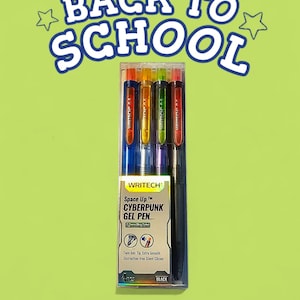 Puede incluir: Un paquete de cuatro bolígrafos de gel con tinta de colores, incluyendo azul, naranja, verde y rojo, sobre un fondo verde. El texto "BACK TO SCHOOL" está en la parte superior, y el producto está etiquetado como "Space Up Cyberpunk GEL PEN" por Writech.