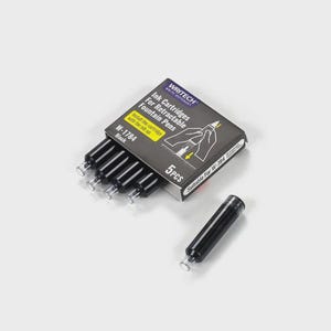 Puede incluir: Una caja de cartuchos de tinta negra para plumas estilográficas retráctiles. La caja negra y gris tiene el texto "WRITECH" y "Ink Cartridges For Retractable Fountain Pens". Contiene 5 cartuchos, con un cartucho separado.